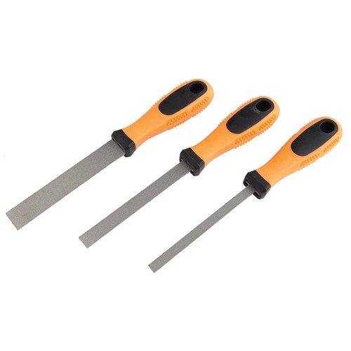 Set obsahuje 3 ploché pilníky s ergonomickými rukojeťmi, vyrobené z kvalitní oceli, ideální pro přesné opracování a úpravy v gunsmithingu.