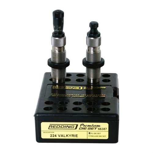 Získejte maximální přesnost s PREMIUM FULL LENGTH DIE SETS 224 VALKYRIE, které obsahují Carbide Size Button a Bullet Seating Micrometer pro dokonalé nabíjení.