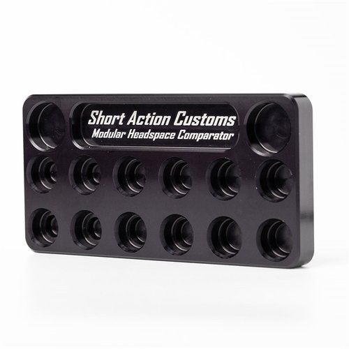 S HEADSPACE COMPARATOR STAND od SHORT ACTION CUSTOMS umožňuje snadné měření hlavy nábojnic pomocí "Master Headspace Brass" pro každý náboj, což zjednodušuje kontrolu.