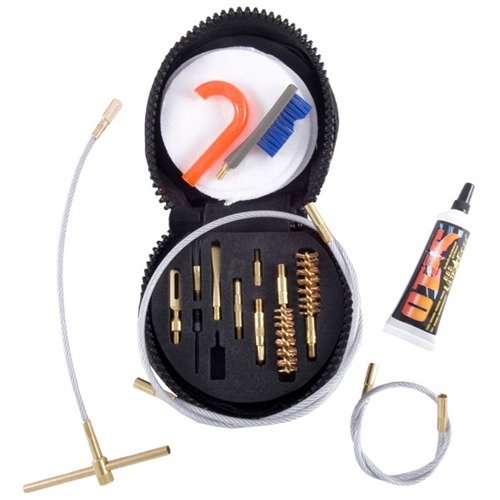 Kompletní kit pro důkladné čištění pistolí od 9mm do .45, obsahující širokou škálu nástrojů a čisticích prostředků v kompaktním nylonovém pouzdře.